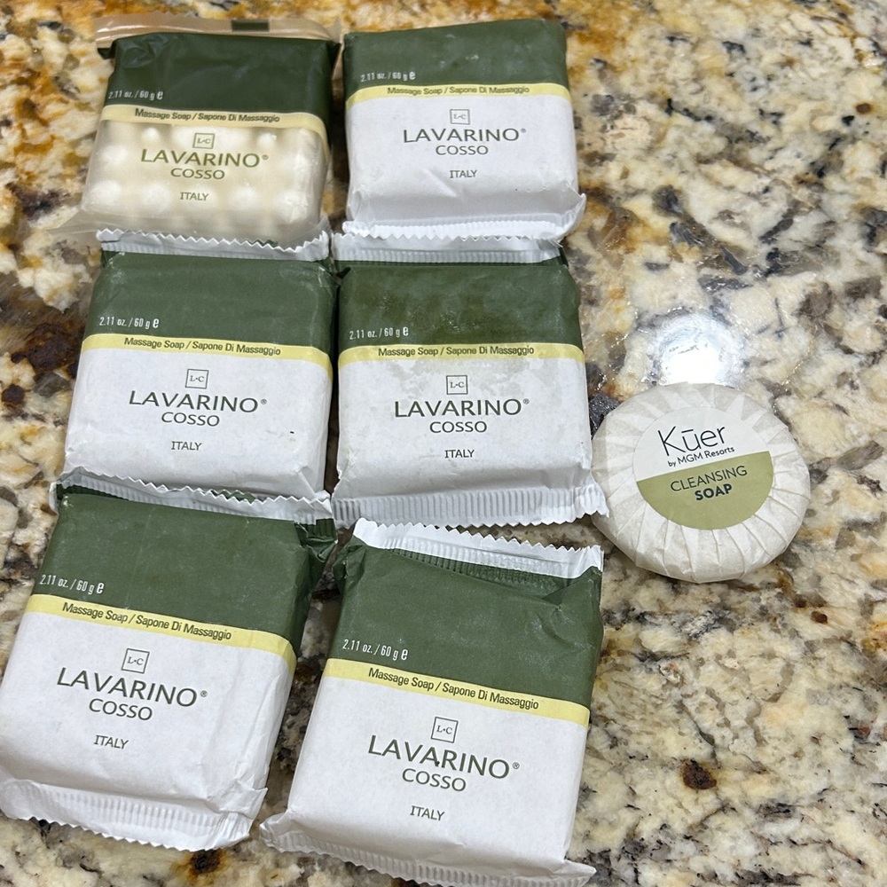 Lavarino Cosso Olive & White Hotel Soaps - Set of 6 + kuer